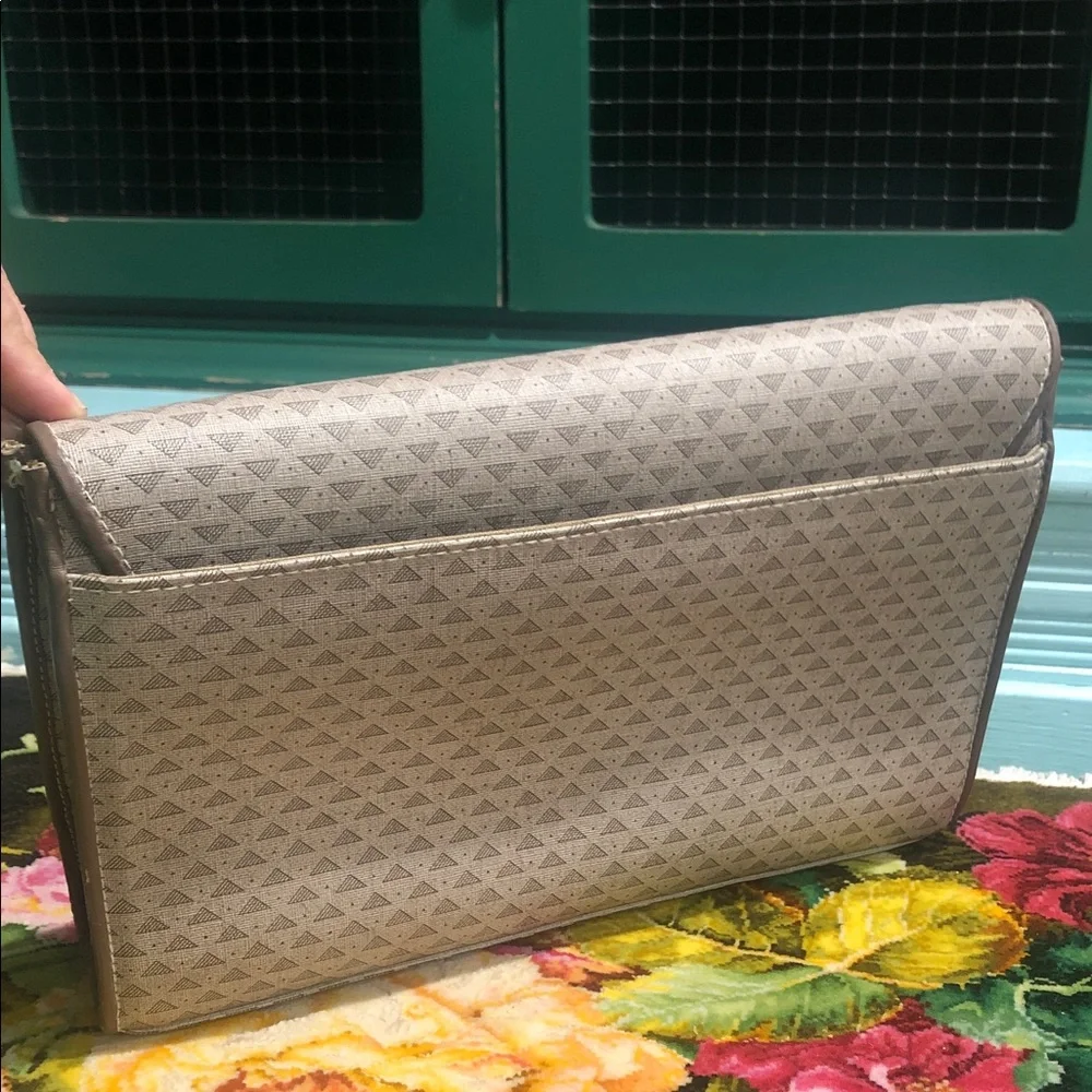 🦆Liz Claiborne Tan Accessory with Leather Trim🔺